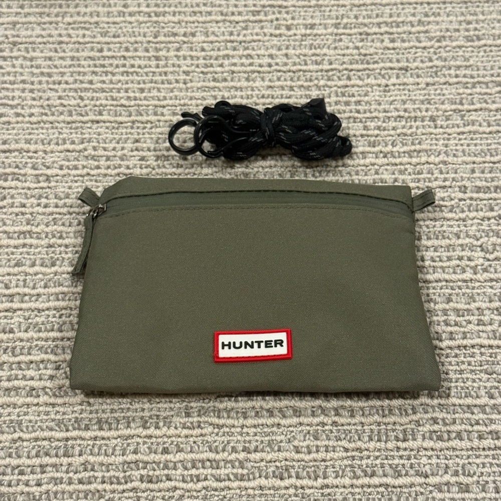 Hunter Green Crossbody x Eva Air with Amenities